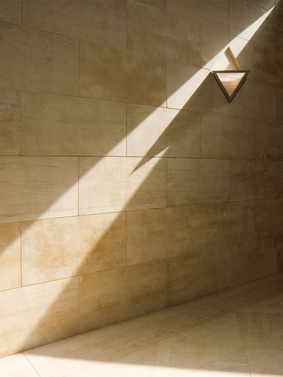 Quelles sont les 6 caractéristiques clés du calcaire naturel dans le design moderne?